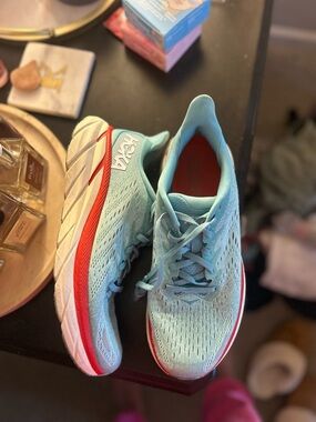 Hoka Women’s Size 9 Clifton 8s in EUC